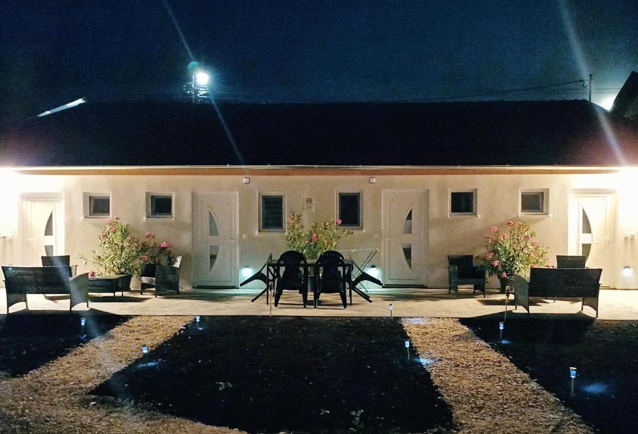 Grafit Apartmanok Hajdúnánás Esterno foto